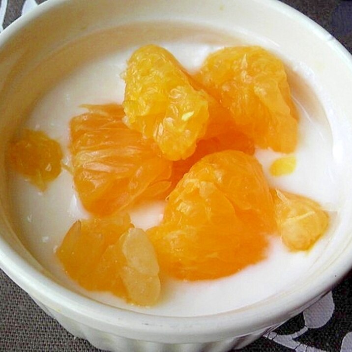 朝食に爽やかオレンジヨーグルト